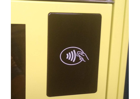 Lector de tarjetas bancarias contactless montado en una consigna inteligente