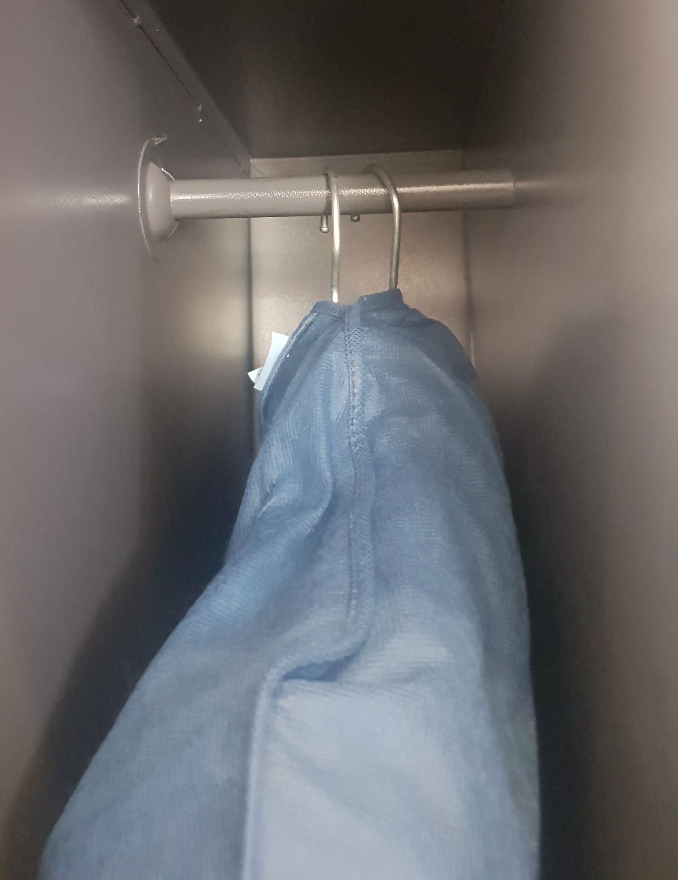 Cajón con perchero estrecho para ropa colgada