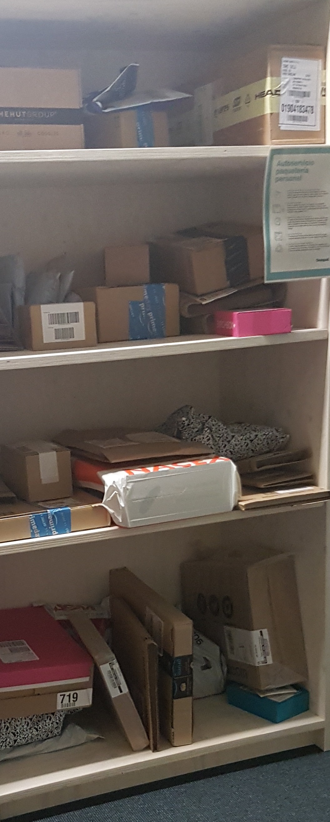 Armario de oficina con pedidos amontonados