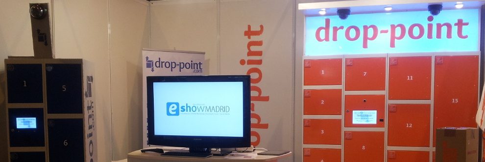Estand de Drop Point Systems en eShow Madrid, con dos consignas inteligentes