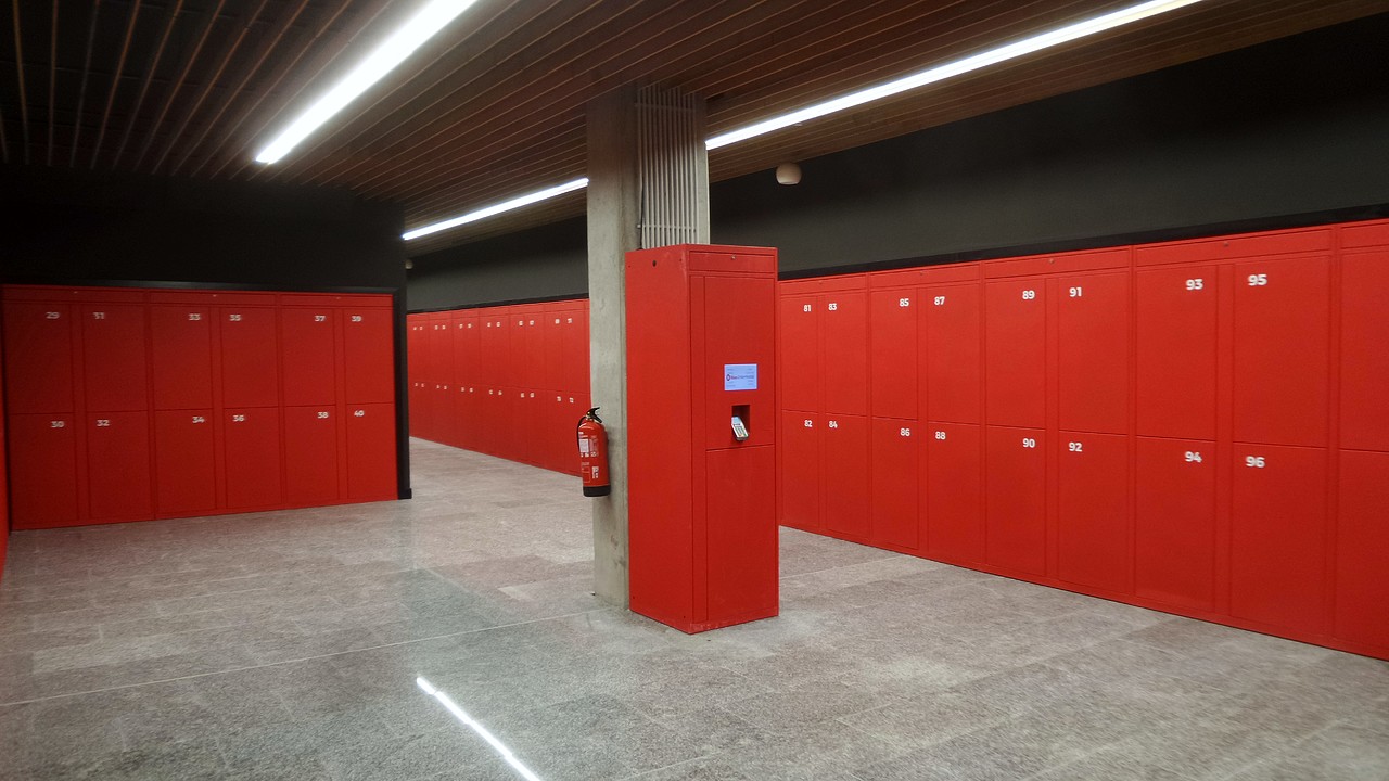 Consignas Inteligentes de Drop Point Systems en Estación intermodal de Bilbao con un tótem para reservar espacio y pagar