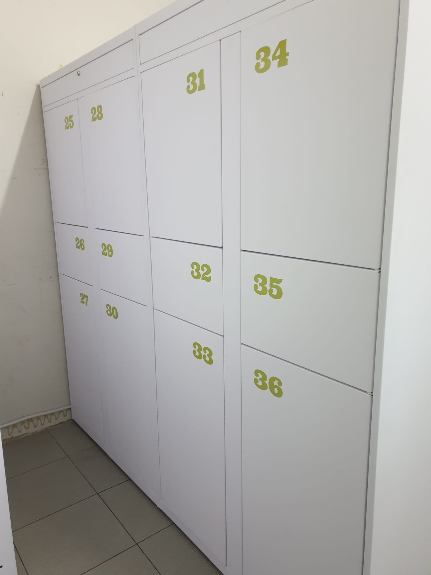 Taquillas de Hola Hostal Eixample con la numeración en verde