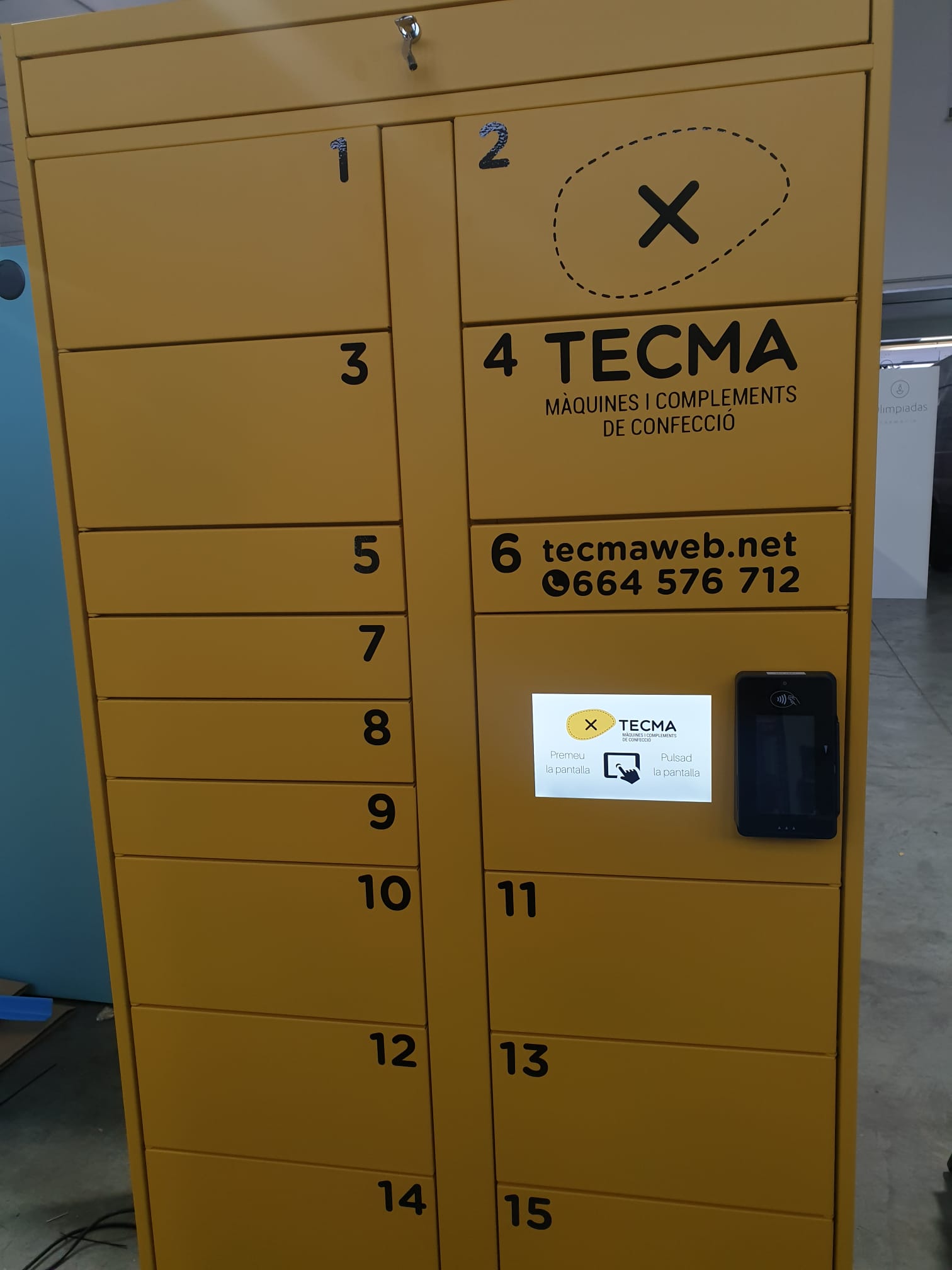 Vinilado corporativo de la taquilla inteligente instalada en TECMA