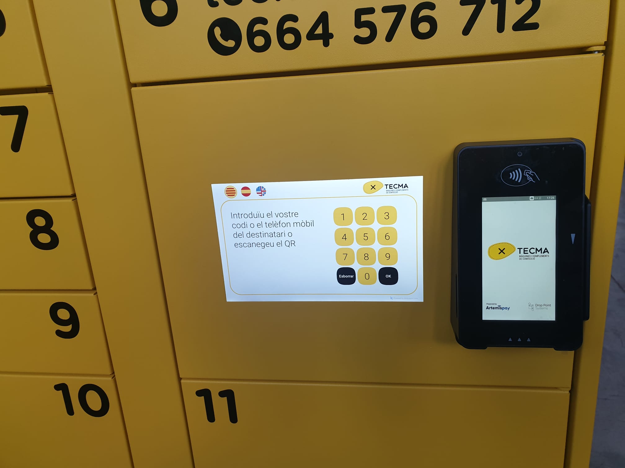 Pantalla táctil de la consigna inteligente instalada en la tienda TECMA