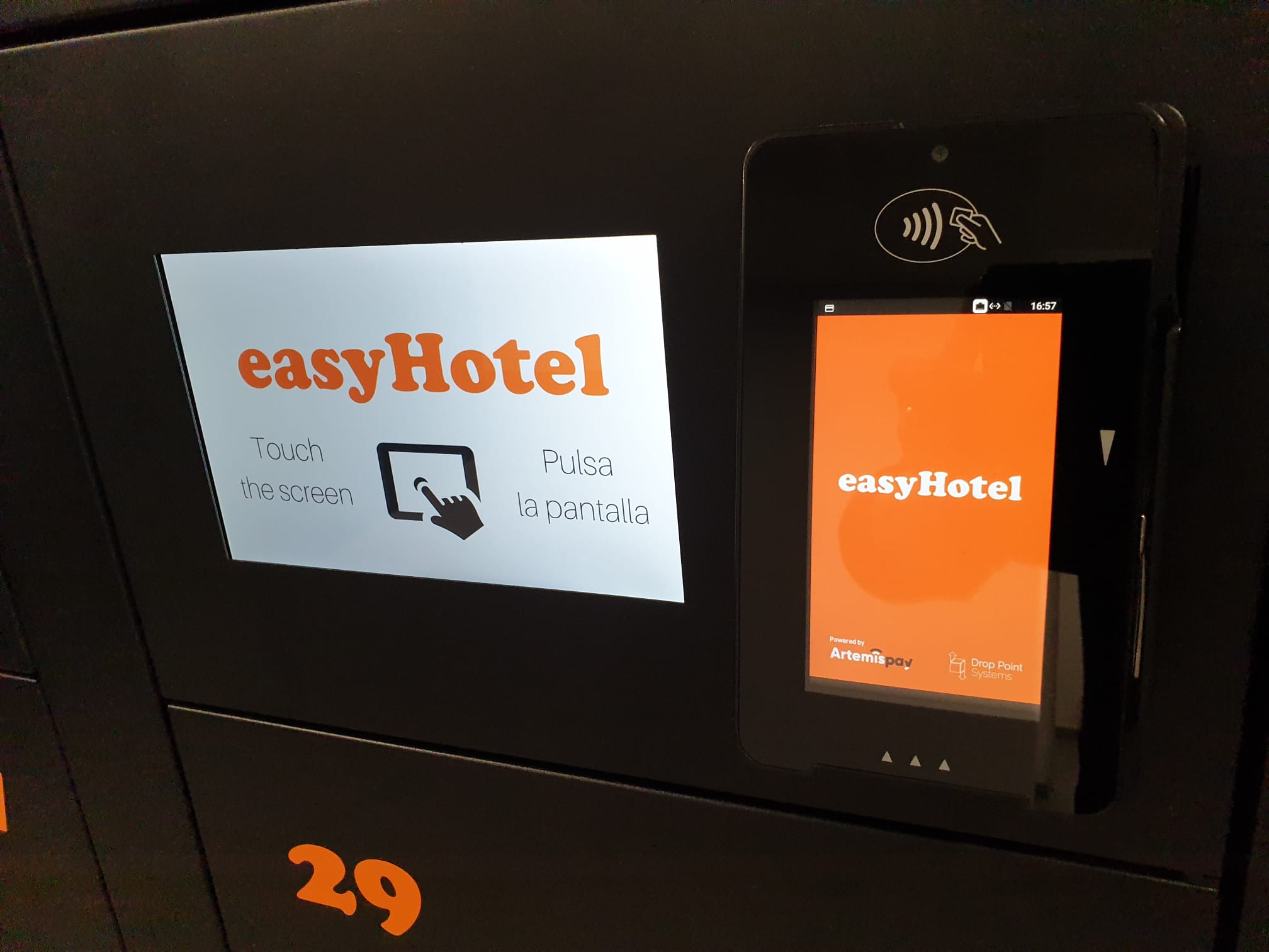 Pantalla y TPV de la consigna de easyHotel