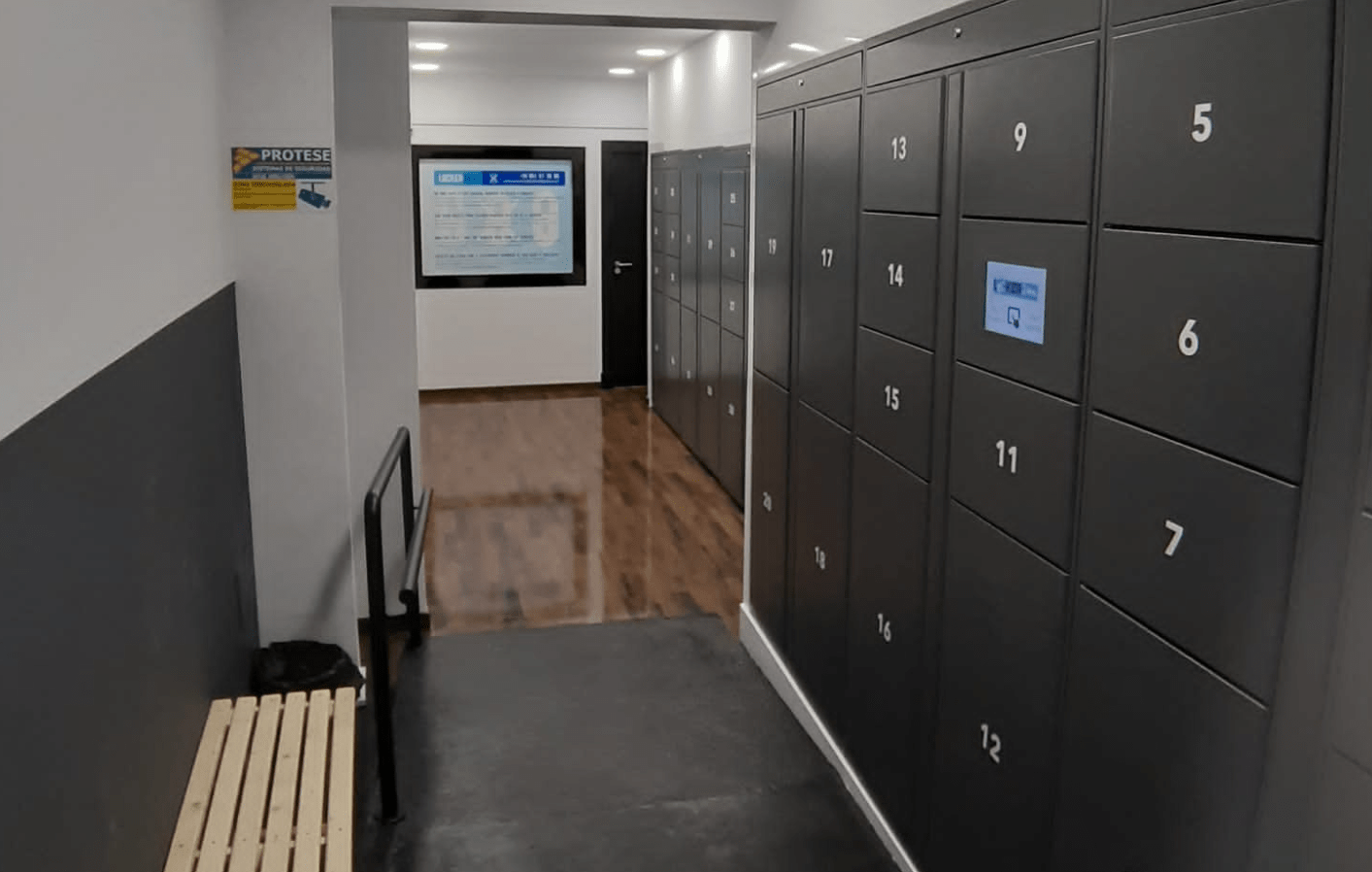 Sala de taquillas de Locker24H con bancos, en Santiago de Compostela