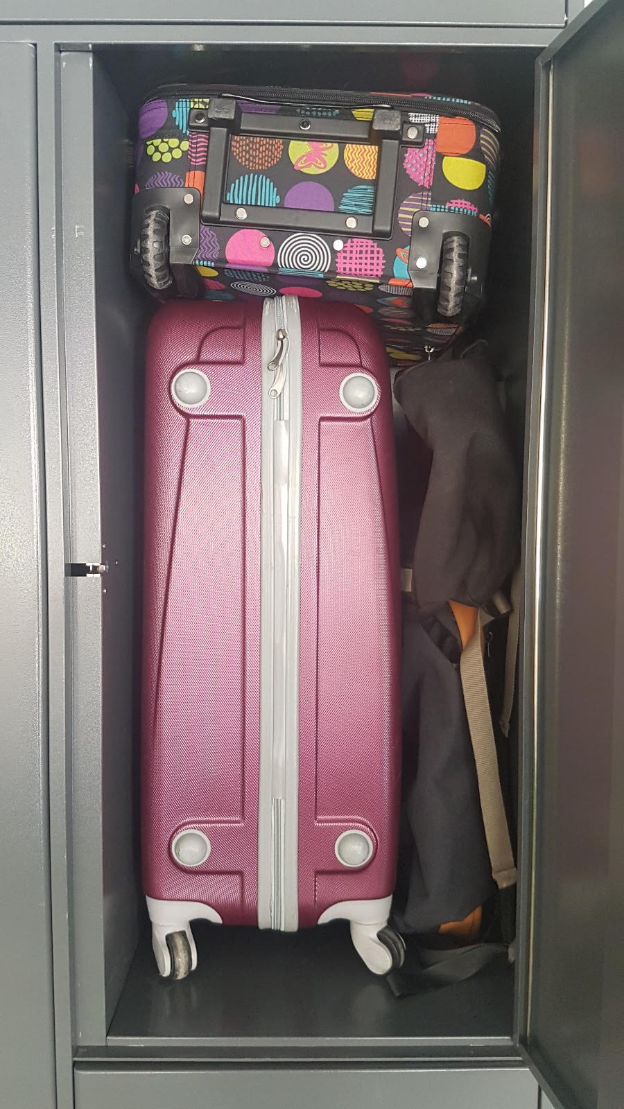 Cajón de tamaño muy grande con varias maletas dentro