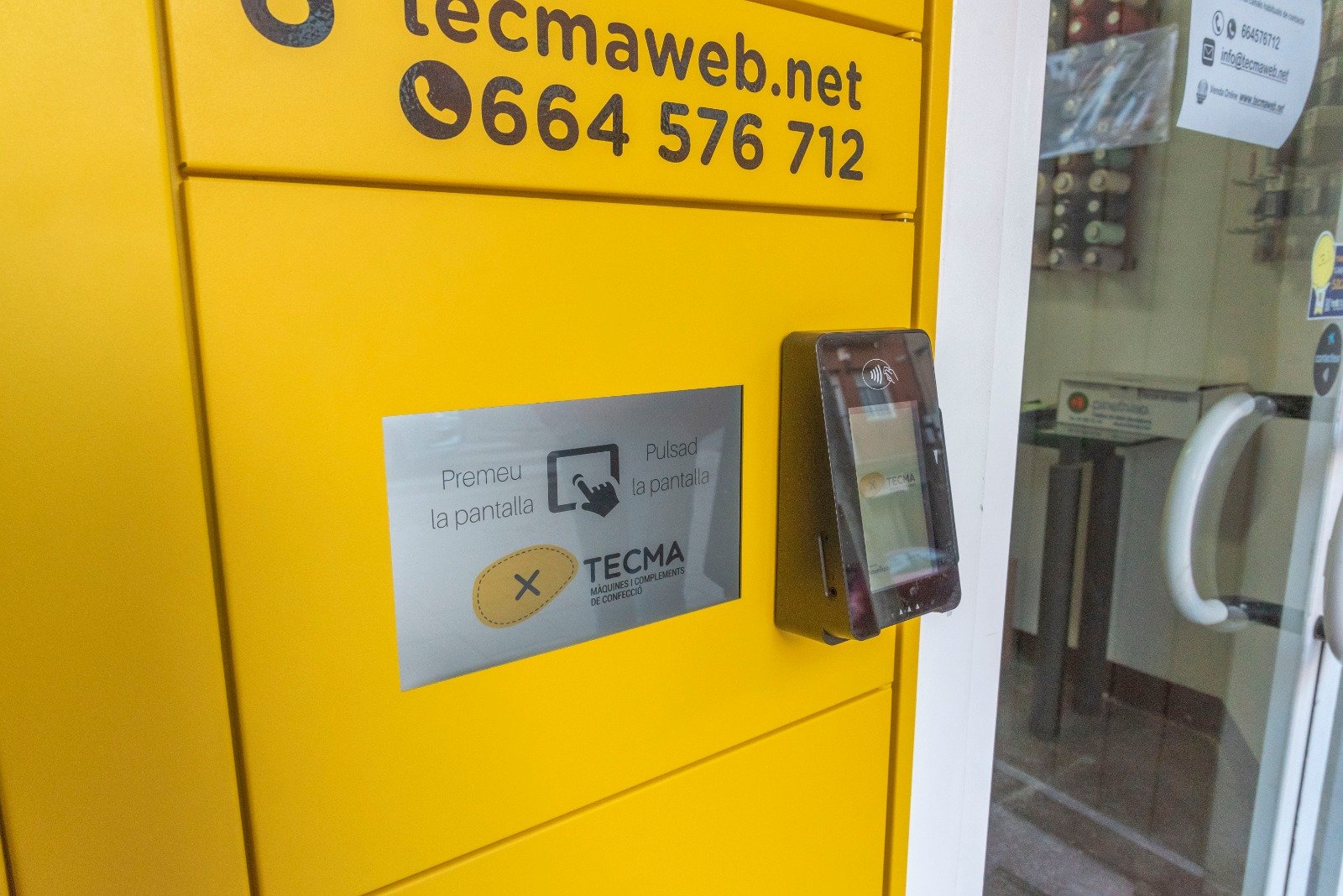 Recogida de pedidos y pago en taquilla inteligente de TECMA (Girona)