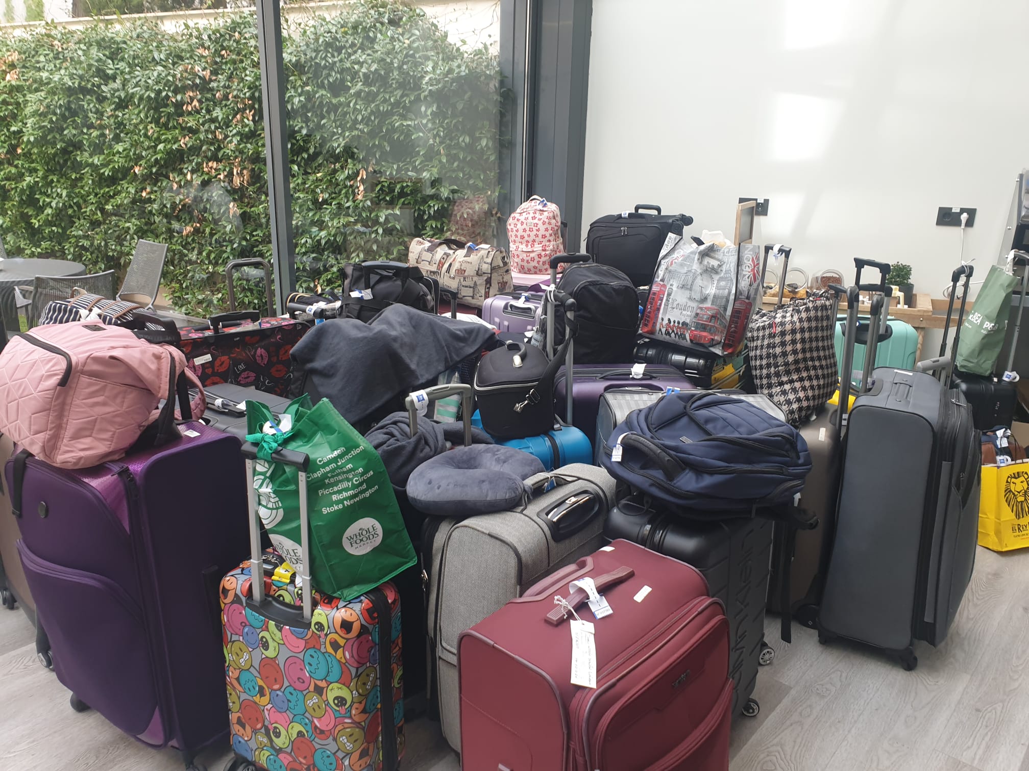 Grupo de maletas acumuladas en una zona de almacenamiento de un hotel