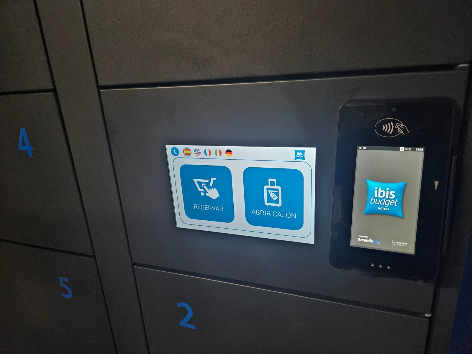 Pantalla y TPV de la consigna del IBIS Budget