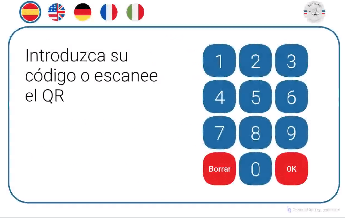 Pantalla táctil de las taquillas de Es Traster: introduzca su código o escanee el QR