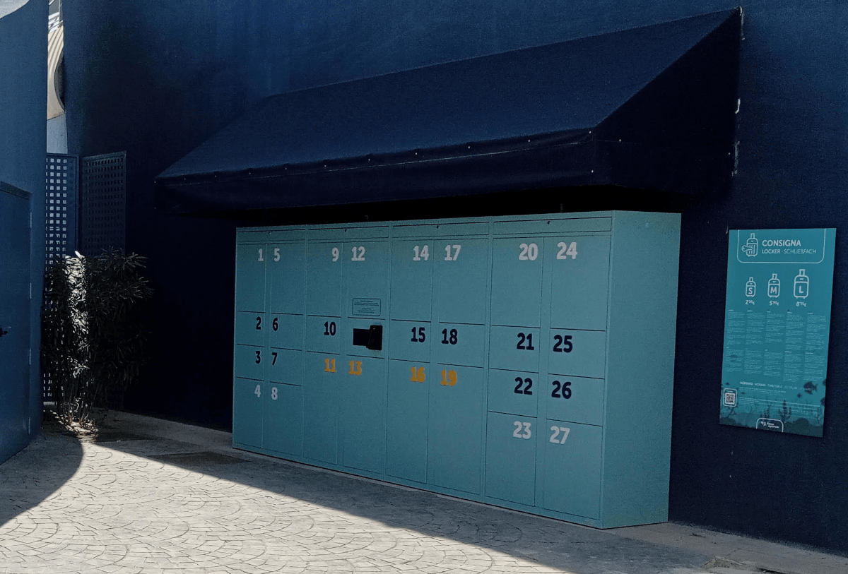 Consigna del Palma Aquarium con el cartel de instrucciones de uso