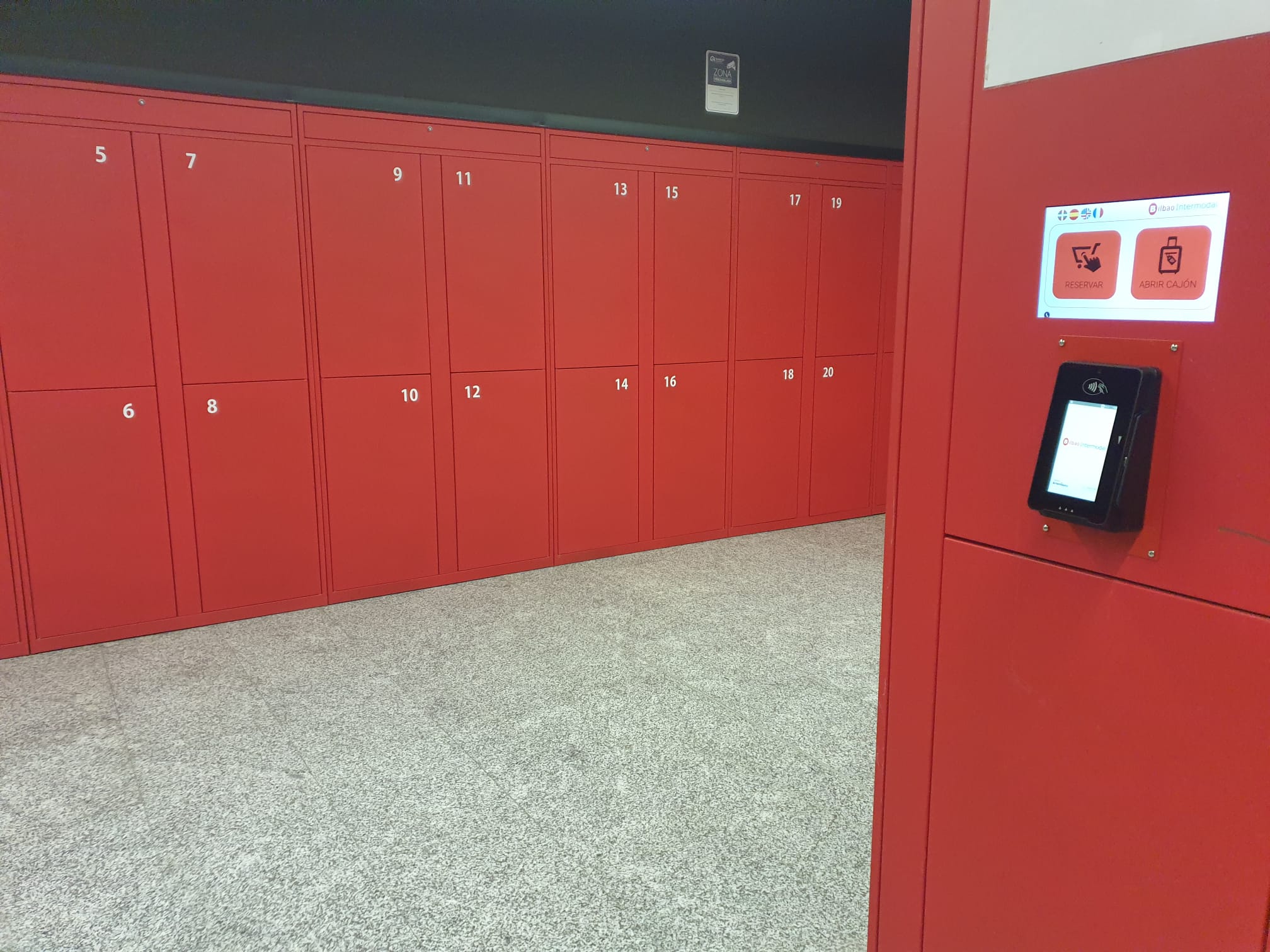 Pantalla y terminal de pago junto a las consignas de Bilbao Intermodal