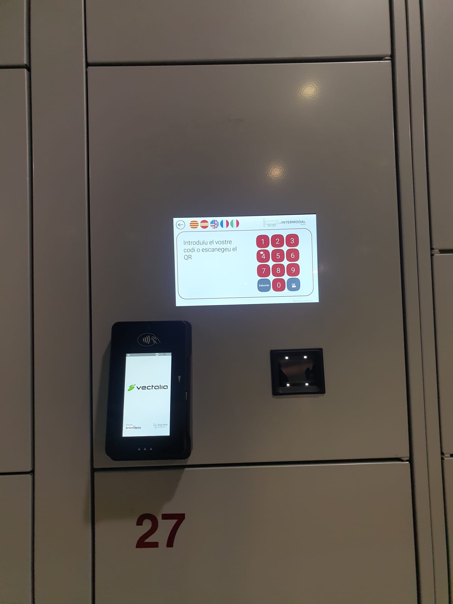Pantalla en cinco idiomas y TPV de la consigna de La Intermodal, con la marca de Vectalia