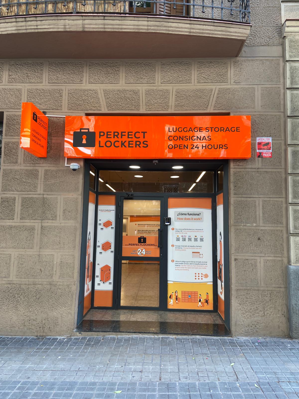 Fachada de Perfect Lockers junto a la Sagrada Familia