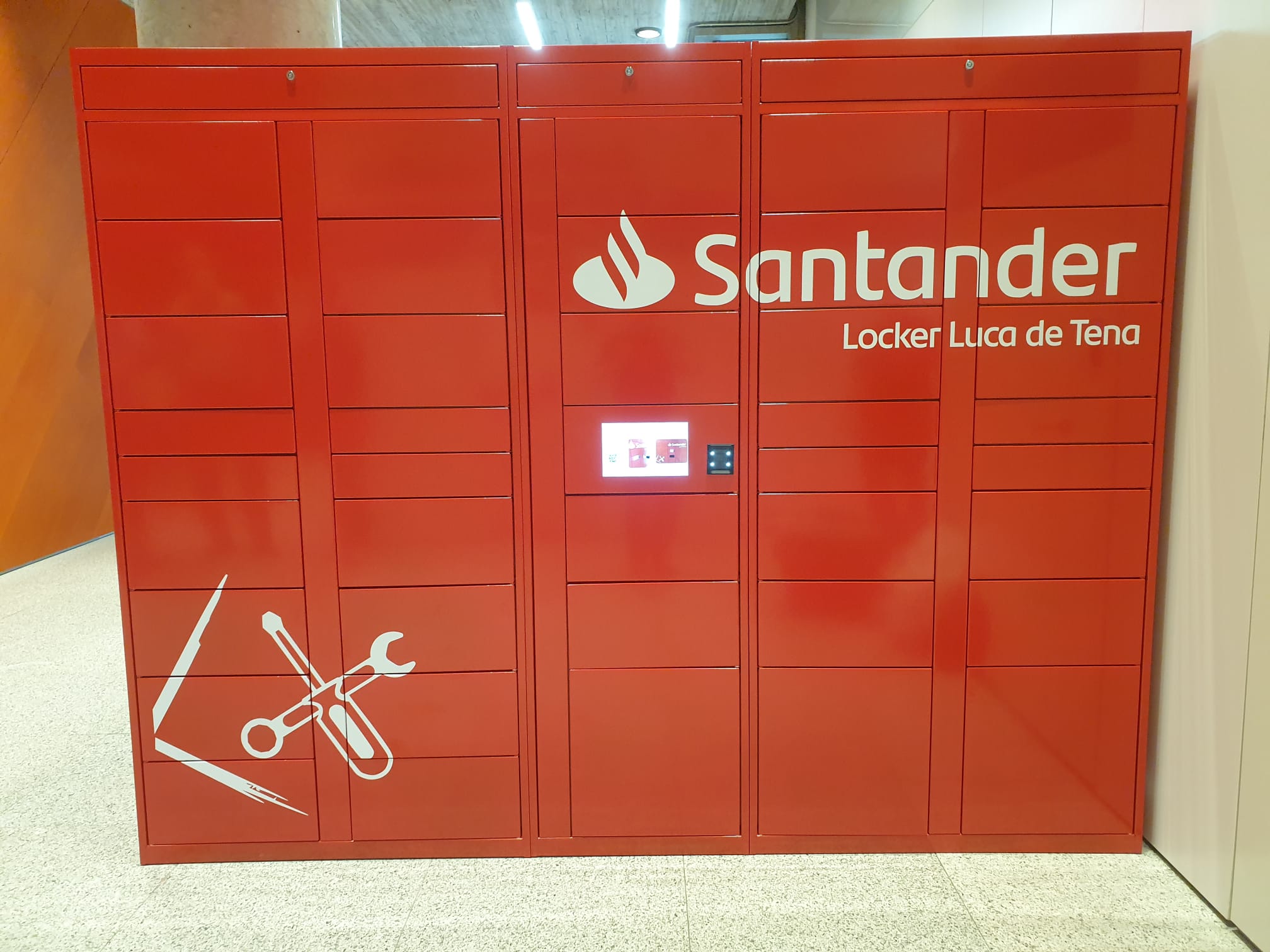 Frontal de la consigna de Banco Santander en Luca de Tena