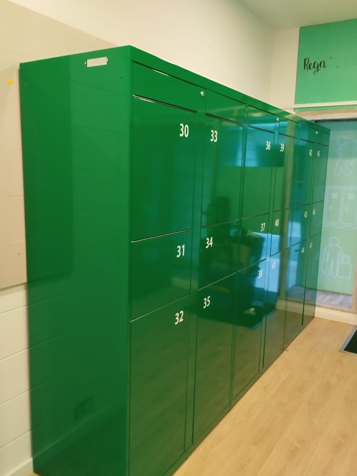 Taquillas verdes de la consigna de Lock Here Now en Oviedo