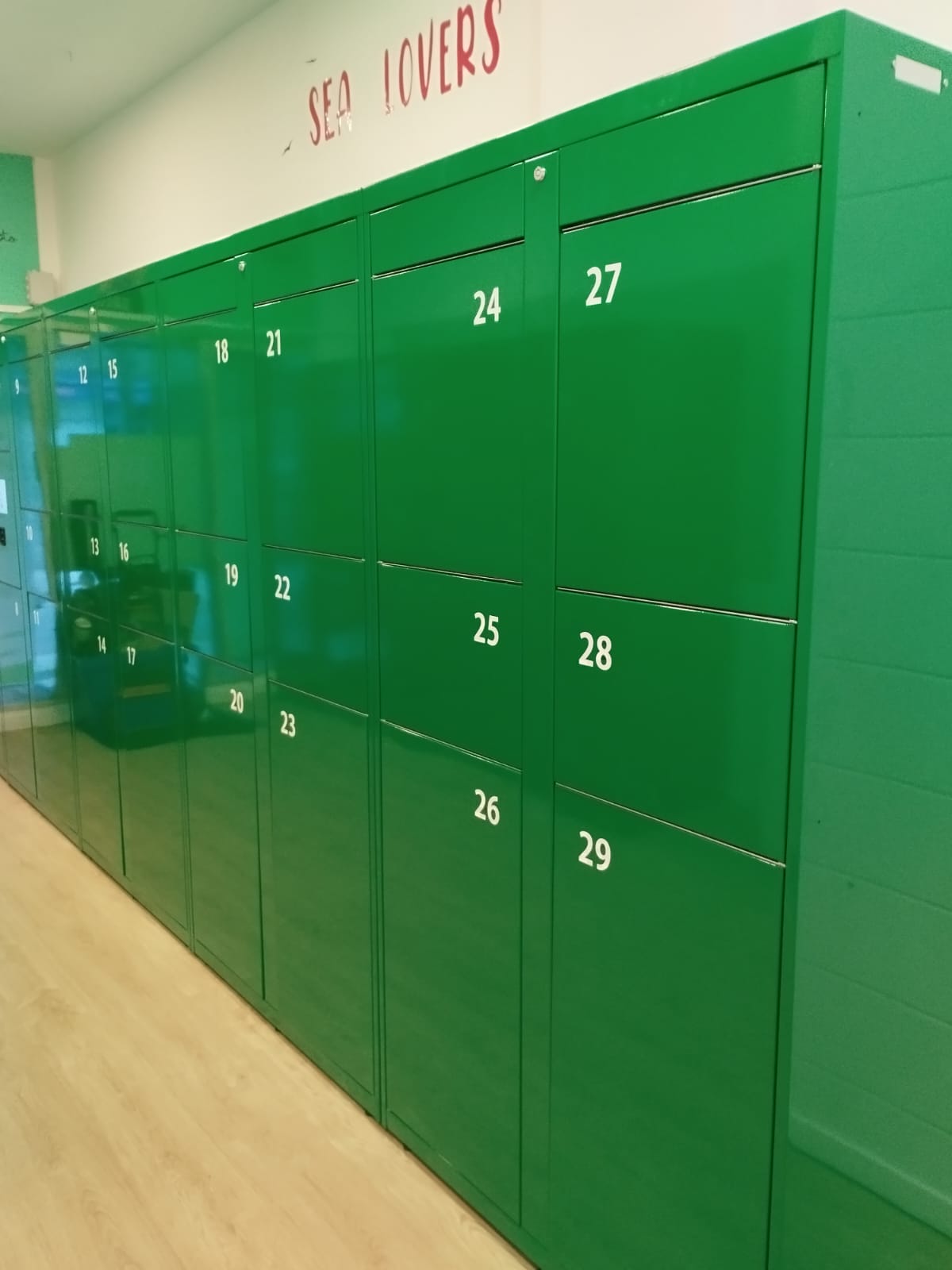 Interior de la consigna de Lock Here Now en Oviedo con taquillas de varios tamaños