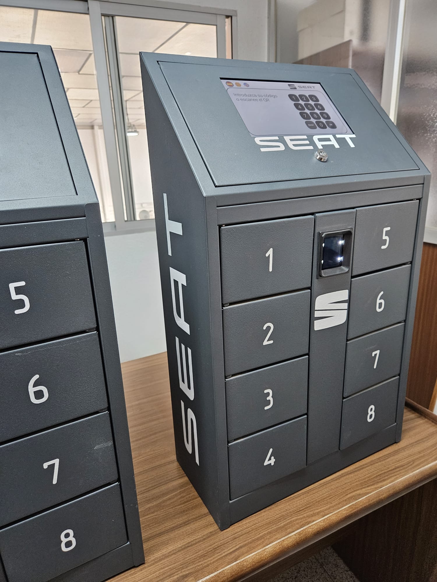 Taquilla de sobremesa de SEAT con ocho puertas y pantalla