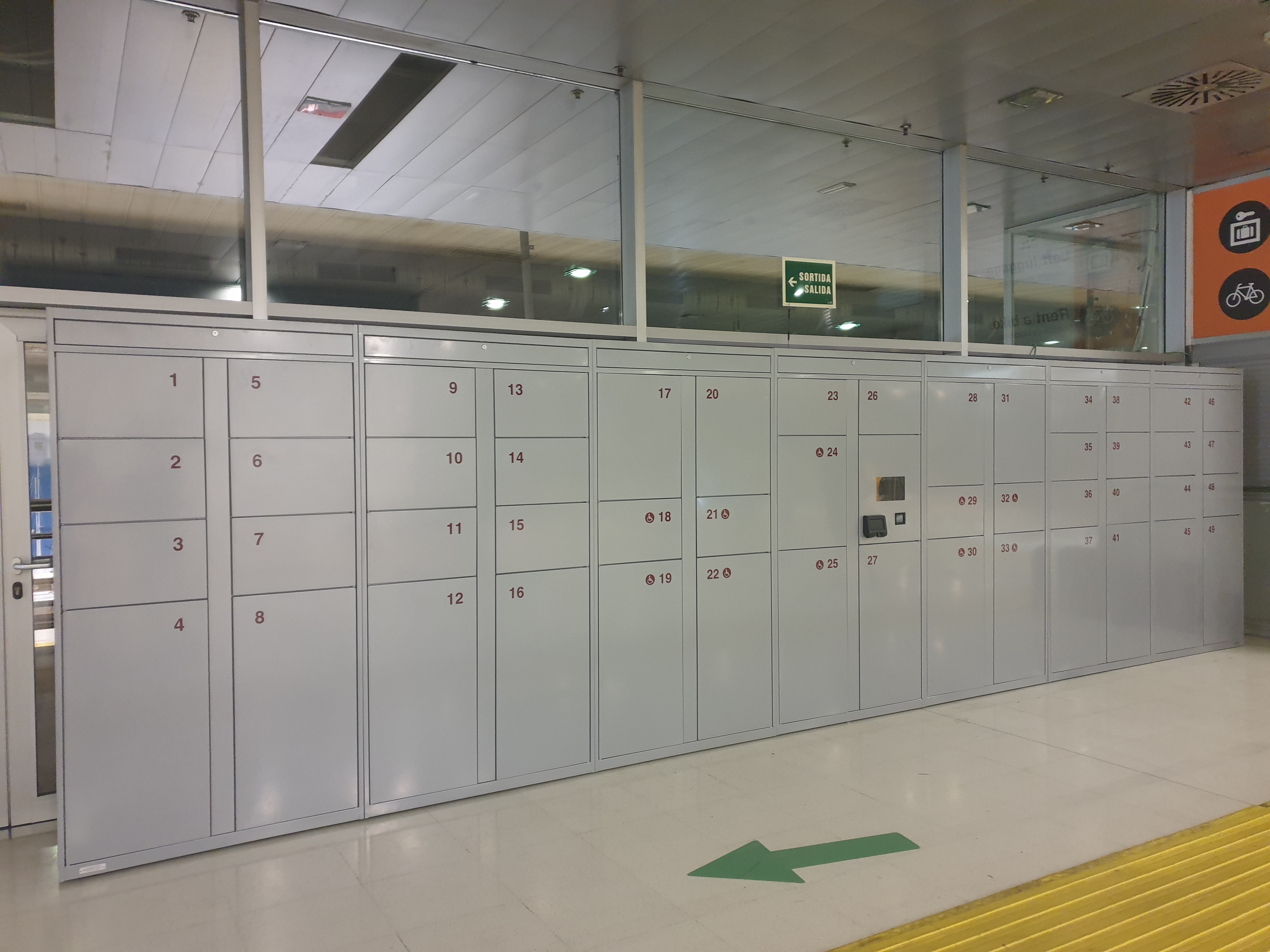 Cajones accesibles con icono de silla de ruedas, en la zona baja de la consigna de la estación Intermodal de Palma