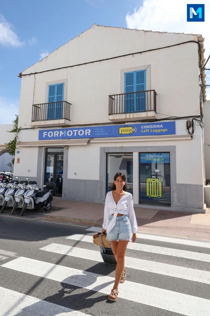 Una viajera llega con su maleta al local de FORMOTOR