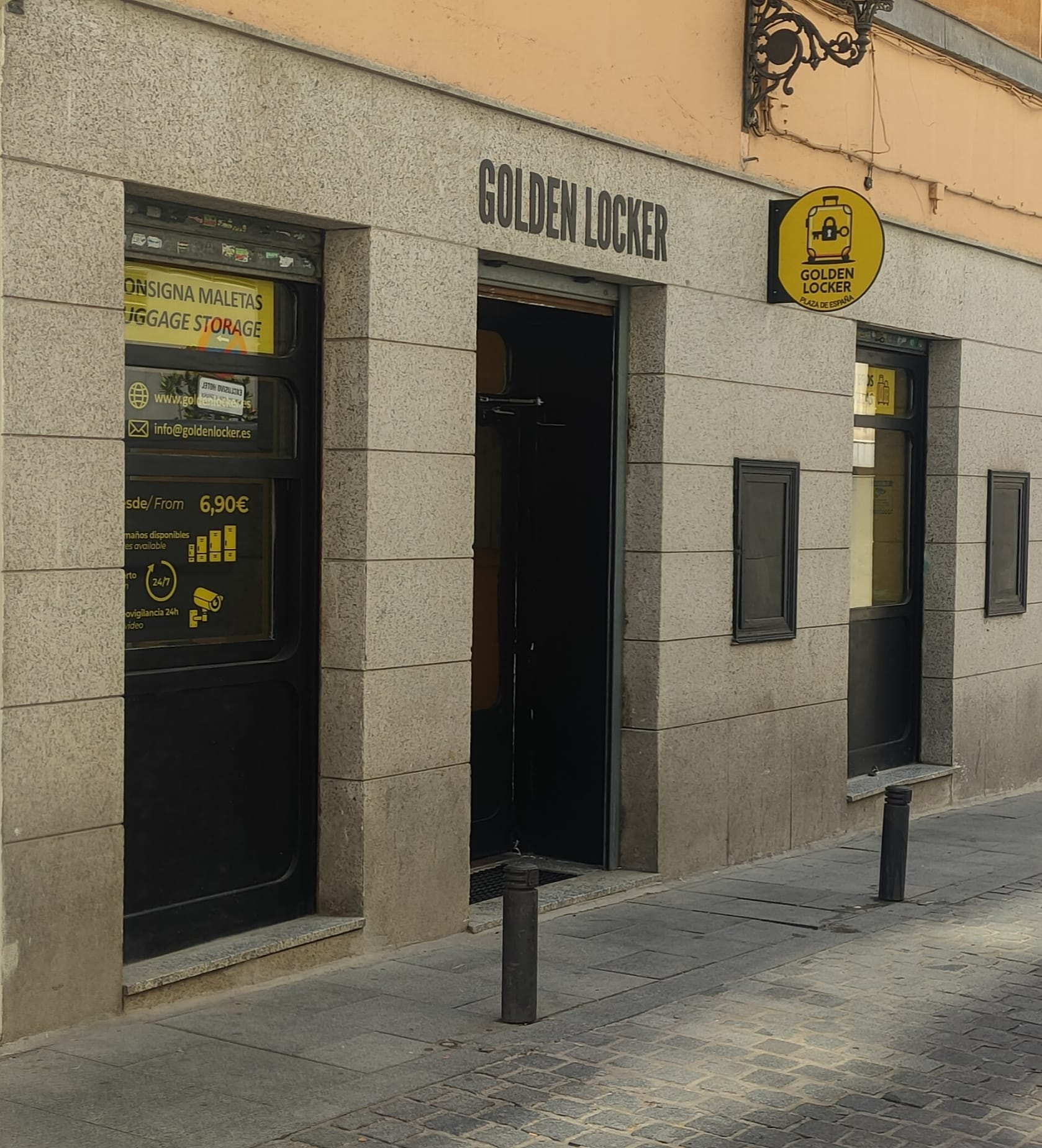 Fachada de Golden Locker en la calle Fomento de Madrid