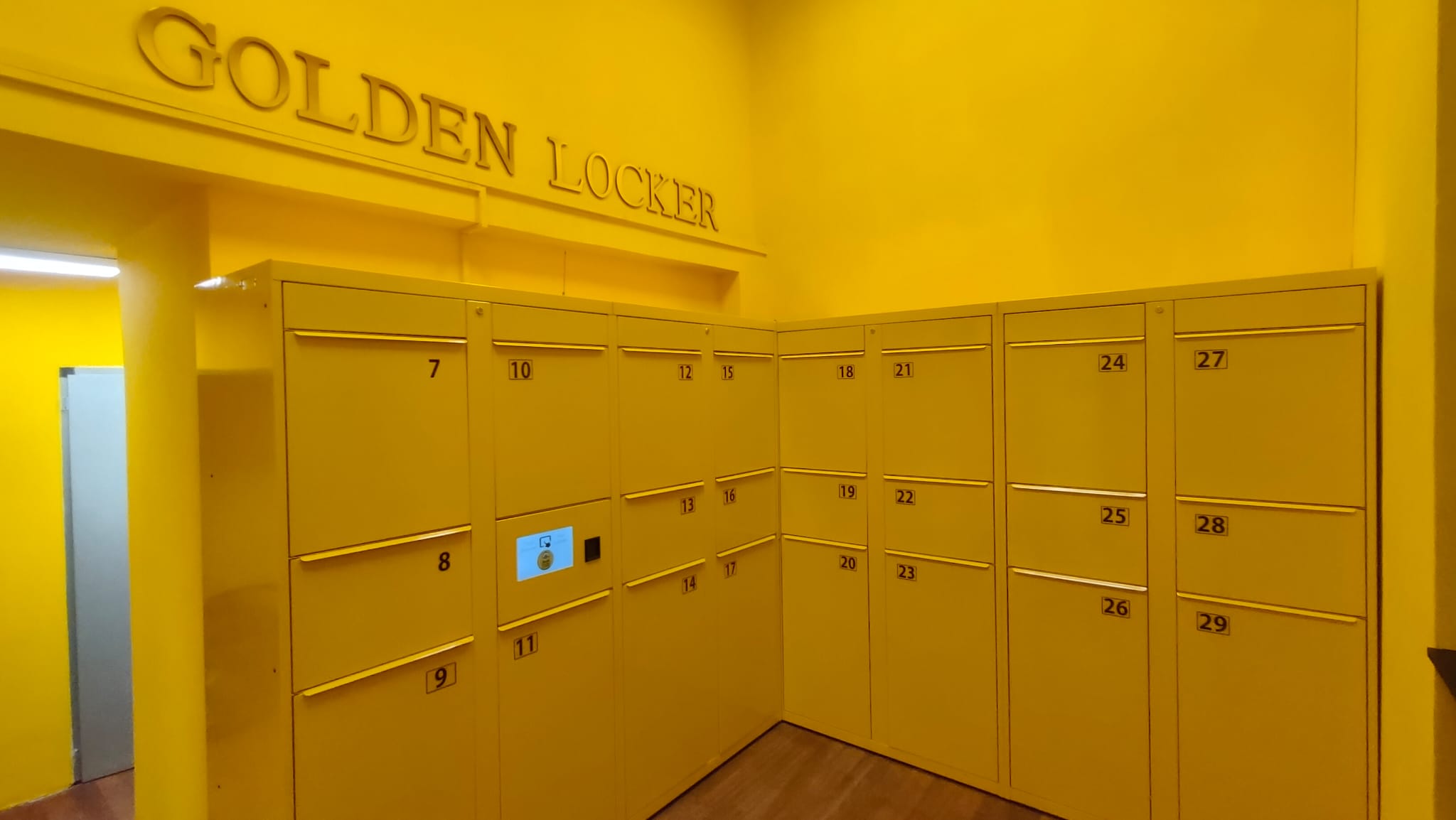 Interior de Golden Locker, con 29 taquillas amarillas y pantalla de acceso
