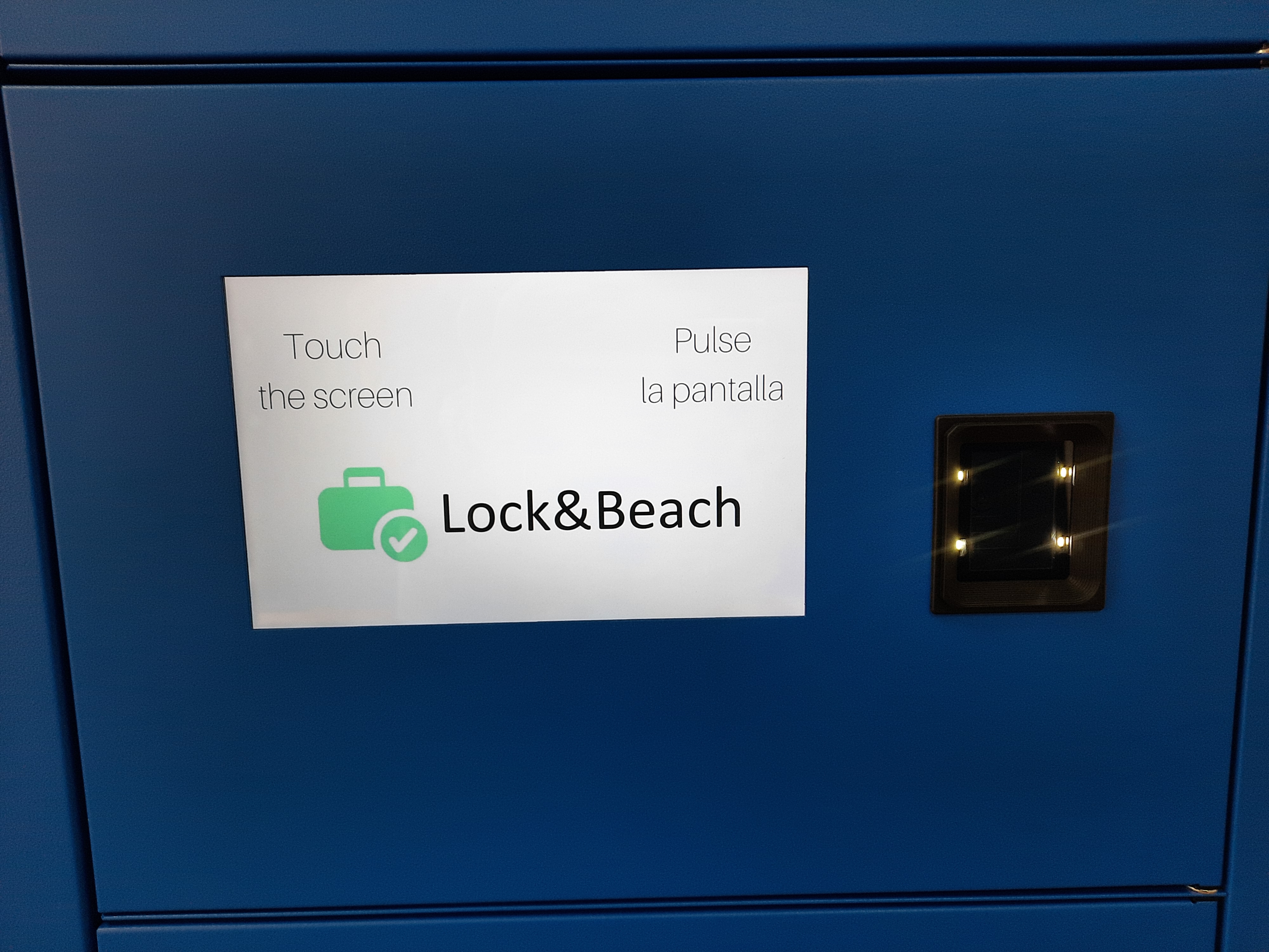 Pantalla y lector de la taquilla inteligente de Lock&Beach