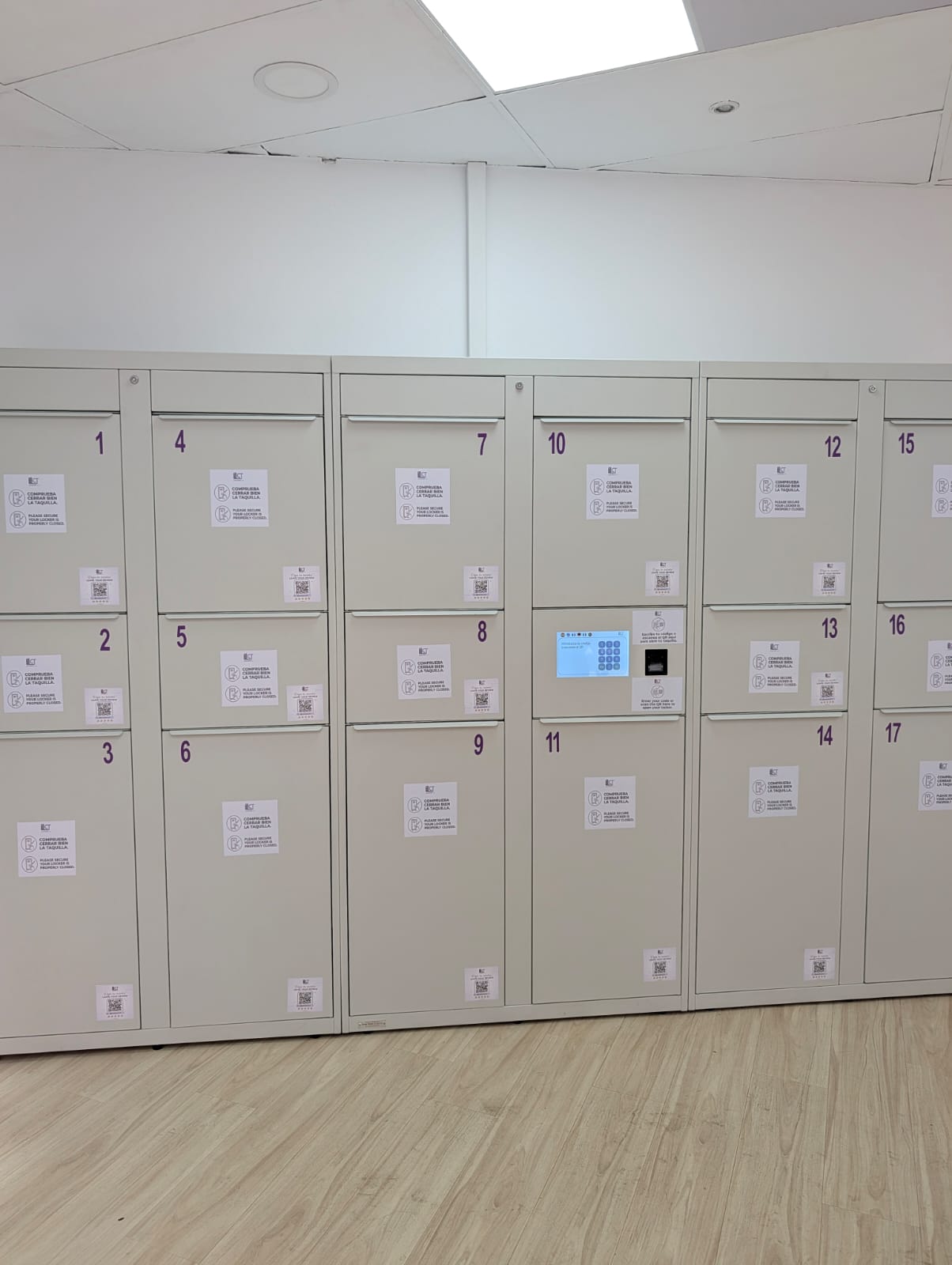 Interior de LockersCT con las taquillas numeradas y la pantalla central