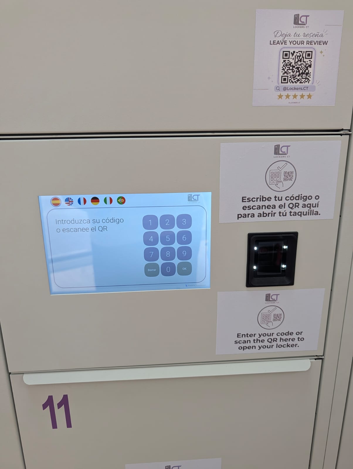 Pantalla táctil y lector QR de LockersCT, con instrucciones en español e inglés