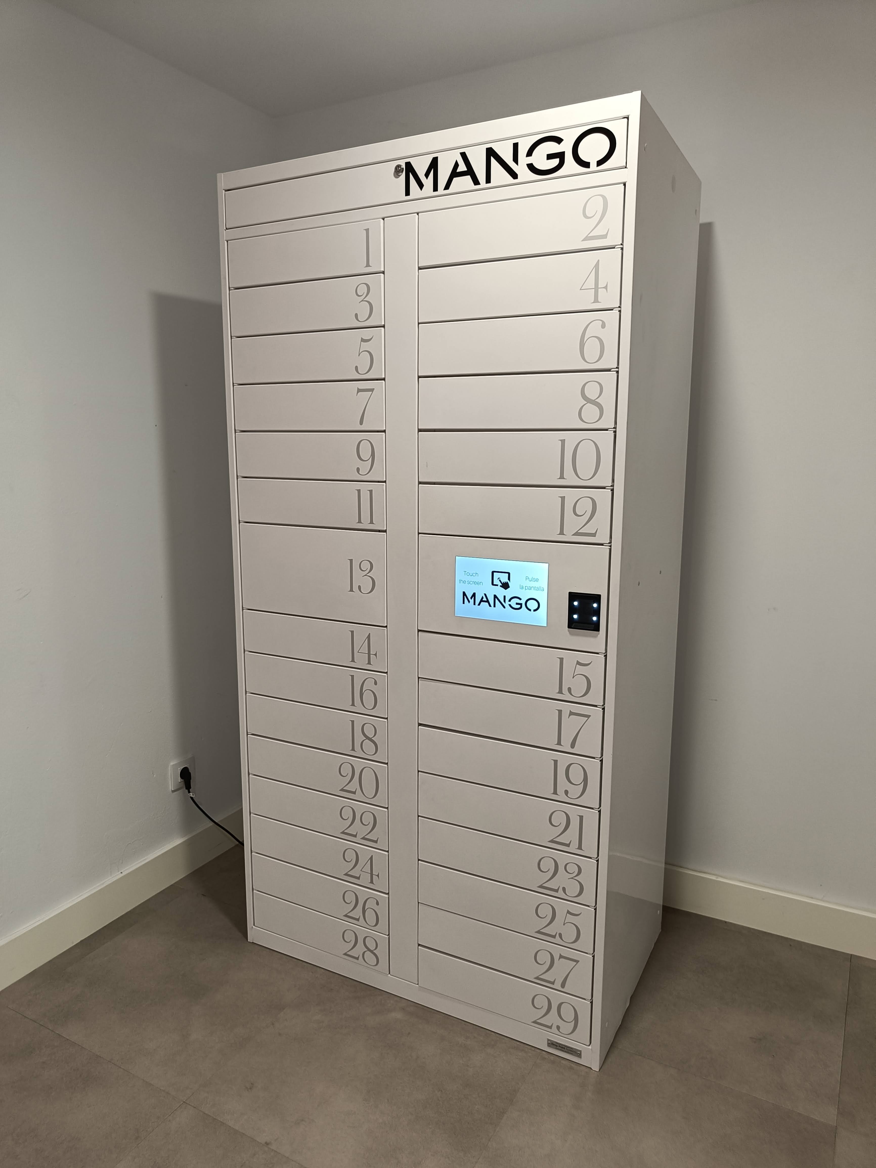 Taquilla inteligente MANGO de 29 puertas con pantalla, en su sede de Palau-solità i Plegamans (Barcelona)