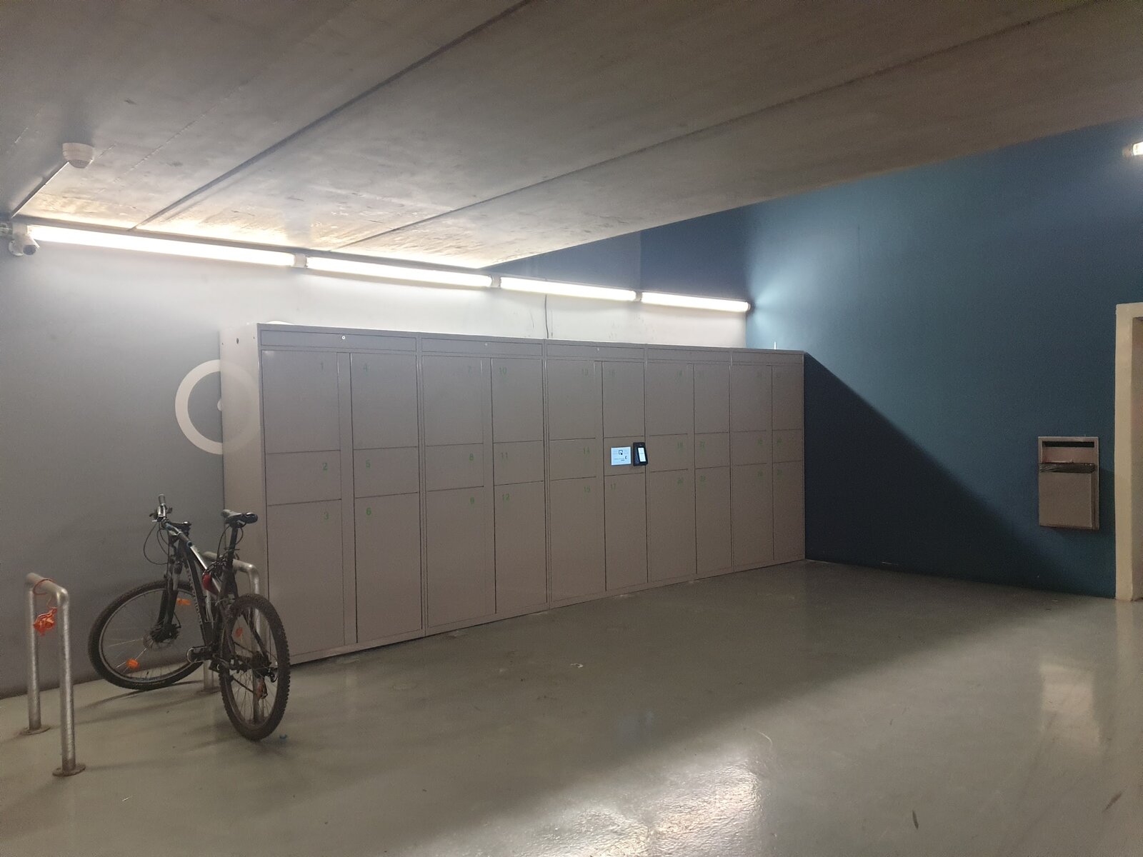 Consigna del parking de Avenida Estación con una bicicleta aparcada al lado