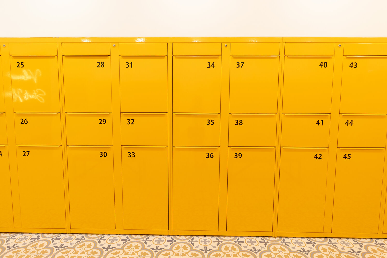 Taquillas amarillas numeradas de BeLockers Valencia