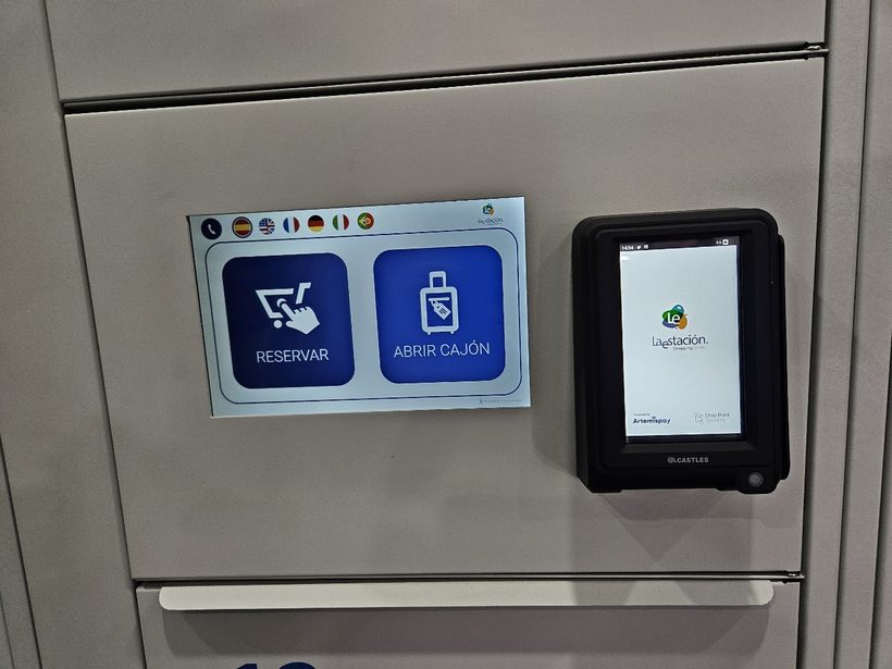 Pantalla táctil de la consigna, con el menú de reserva