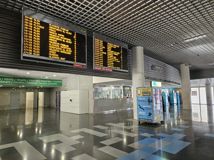 La consigna instalada en el vestíbulo de la estación, junto a los paneles de salidas