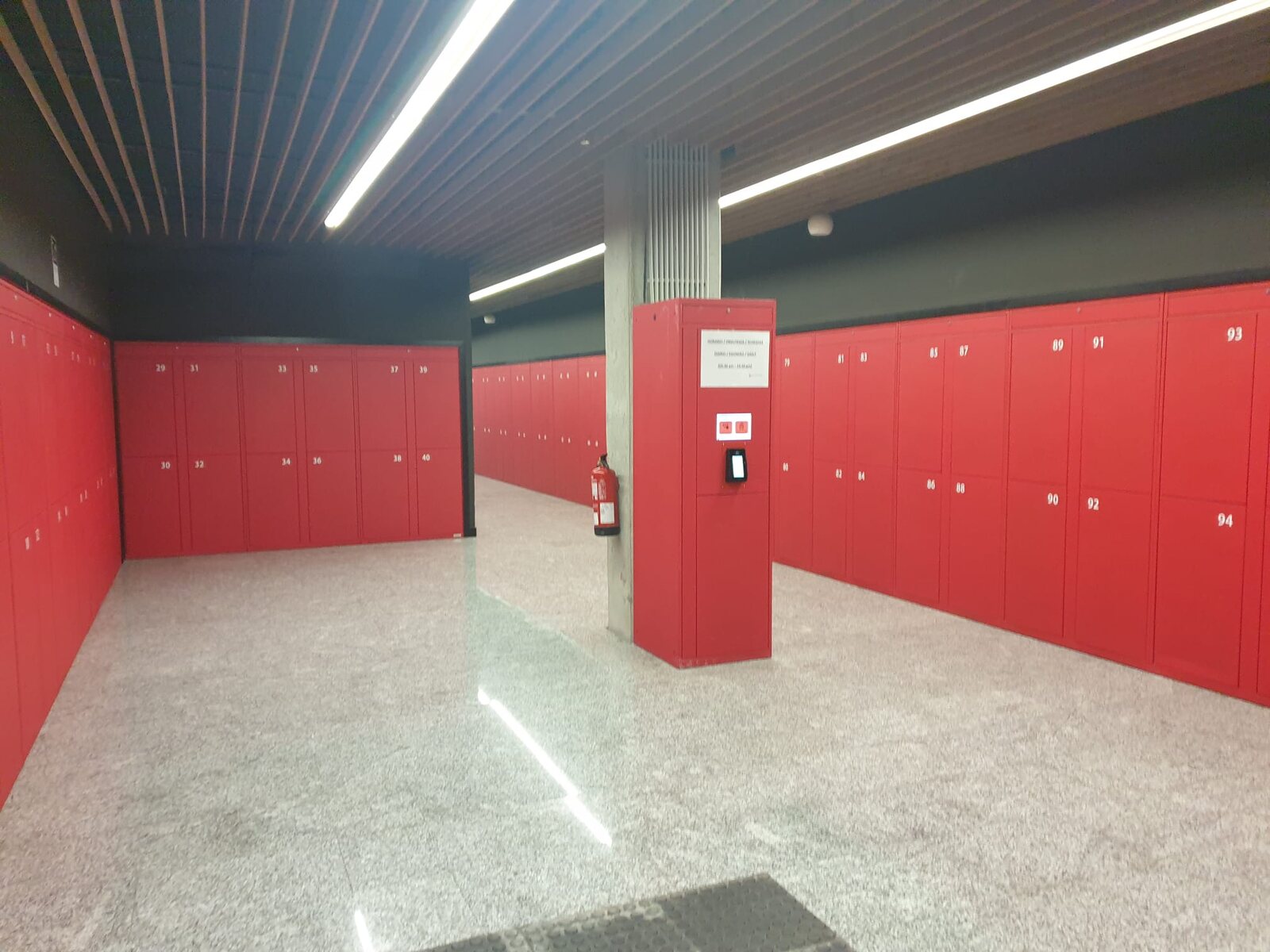 Sala de consignas de Bilbao Intermodal con el módulo de pantalla y TPV