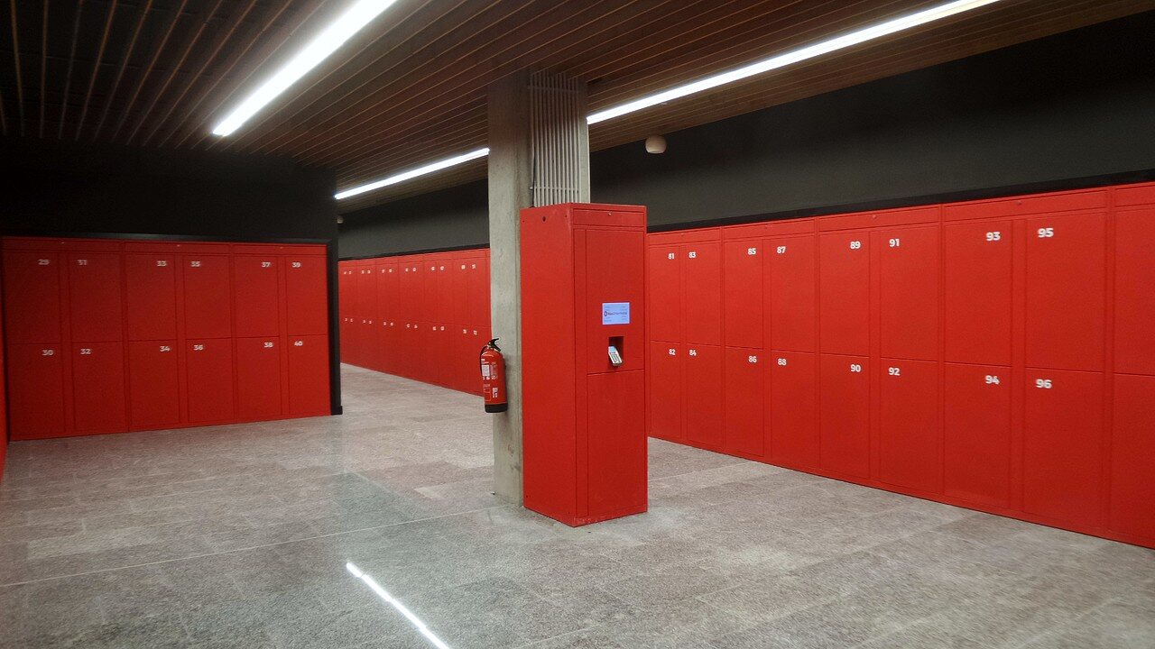 Consignas rojas de Bilbao Intermodal