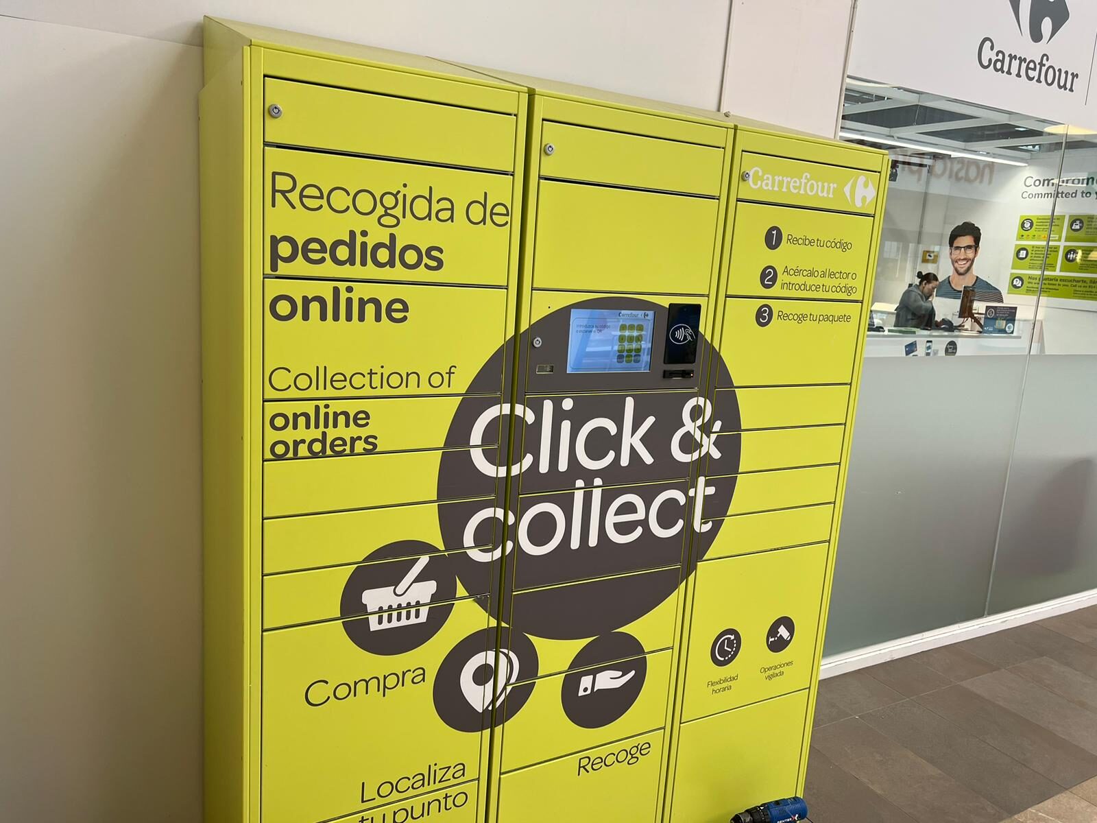 Consigna Click&Collect de Carrefour Los Patios (Málaga) con la pantalla nueva