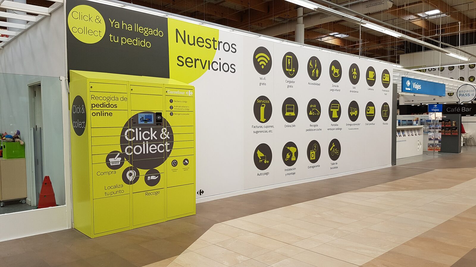 Consigna Click&Collect de Carrefour junto al panel de servicios