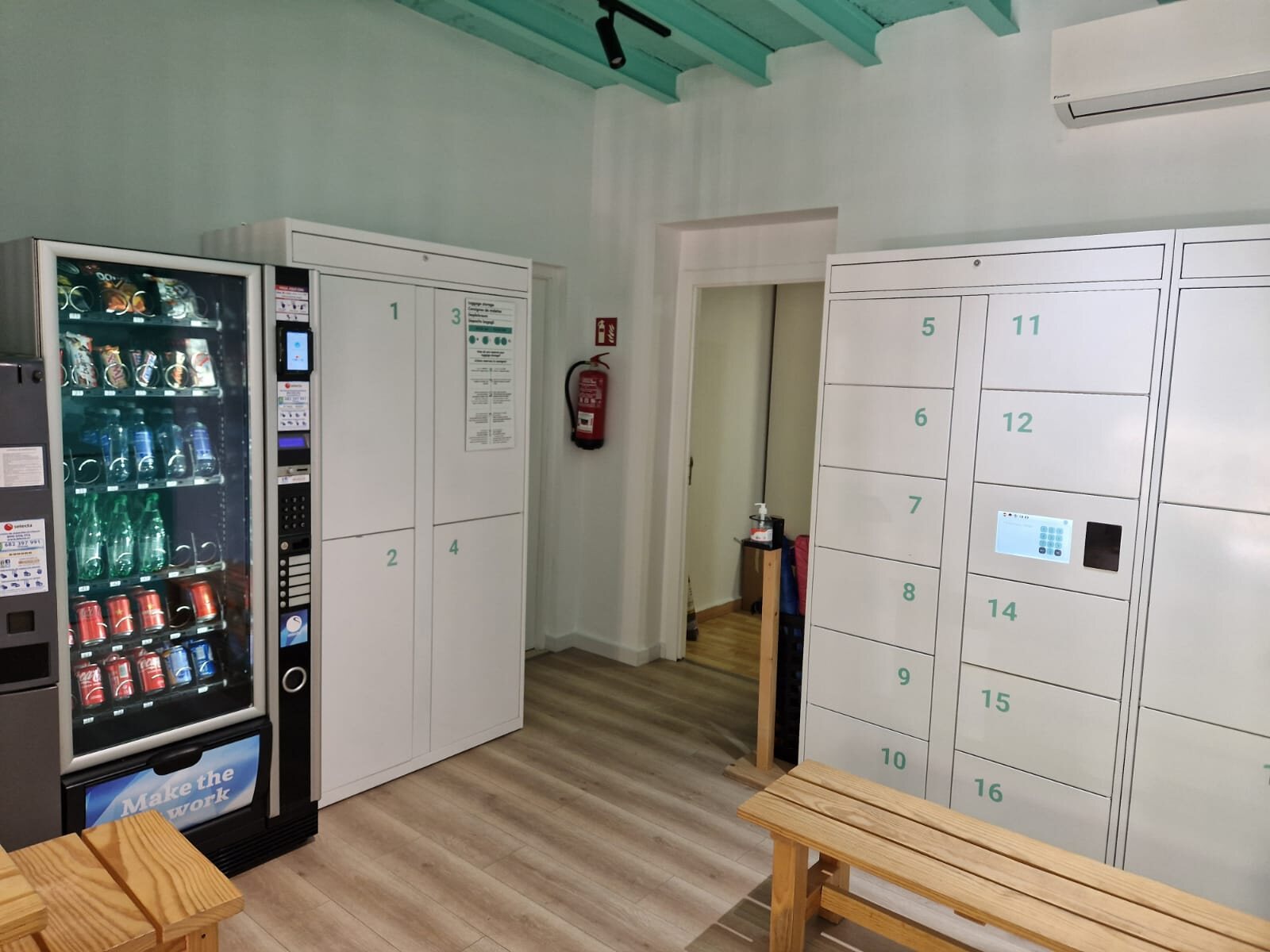 Consignas del Forenna Hostel junto a la máquina de vending