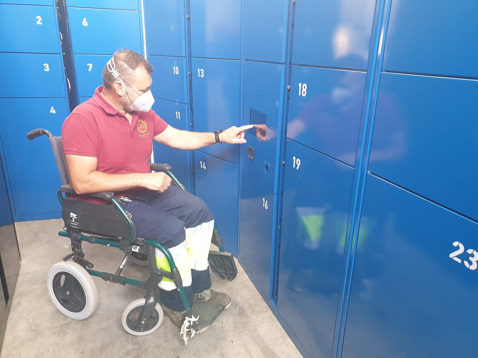 Un usuario en silla de ruedas usa la consigna accesible de FORMOTOR
