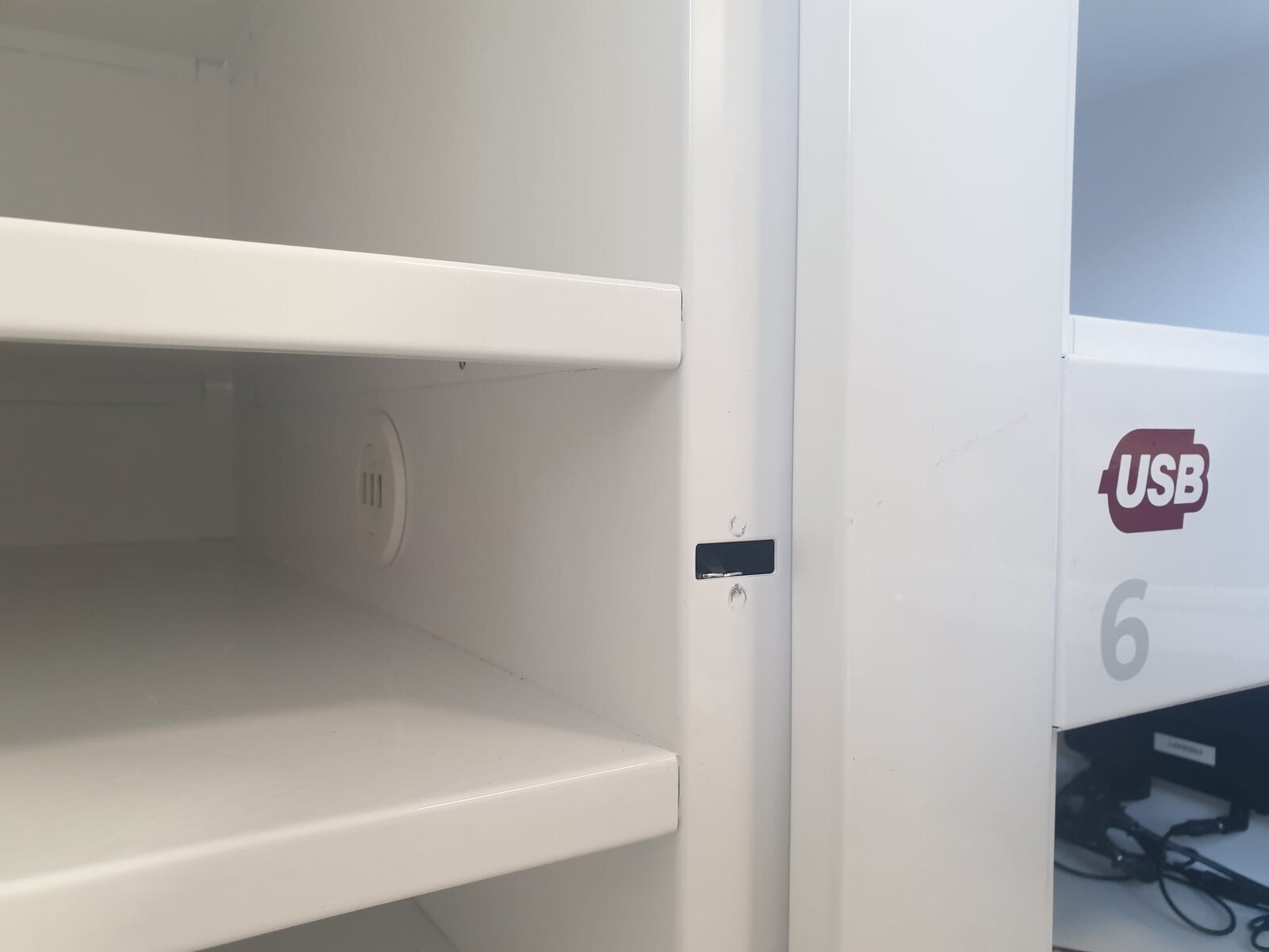 Cajón abierto de la taquilla de FREMAP rotulado USB
