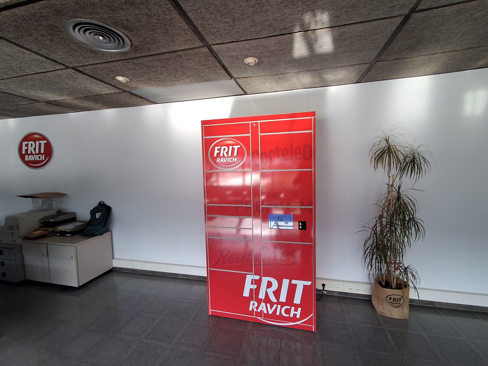 La consigna de Frit Ravich en la zona de oficinas