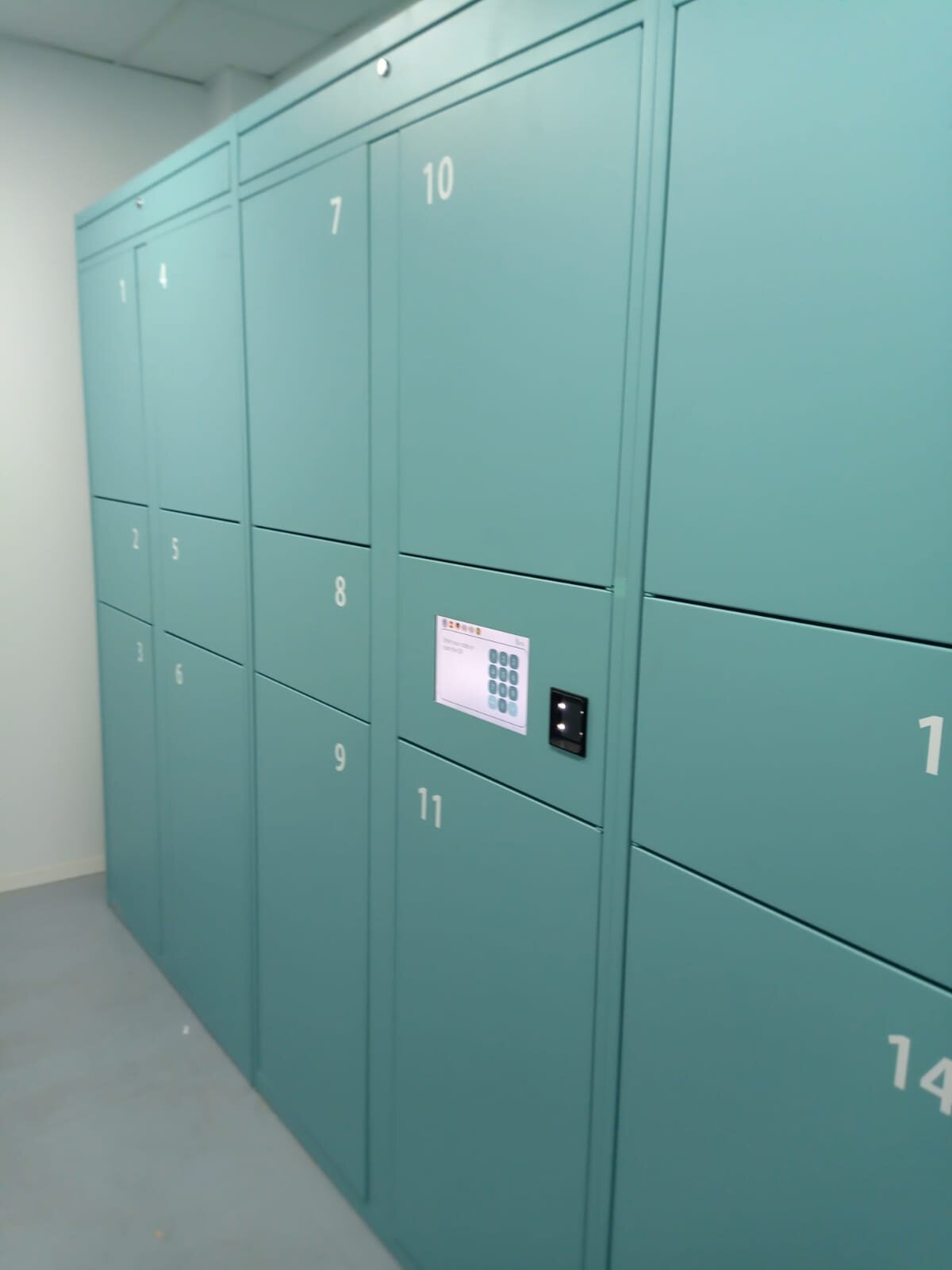 Taquillas verdes de Giralda Lockers en el local de San Esteban