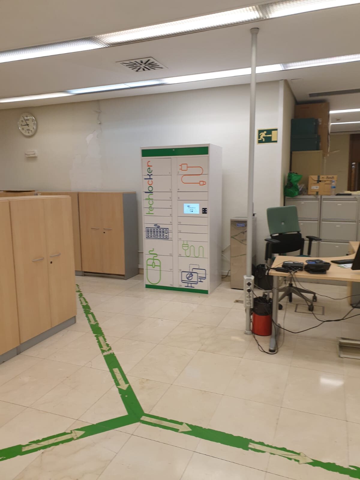 TechLocker de Iberdrola en Alicante, junto a la puerta de la oficina