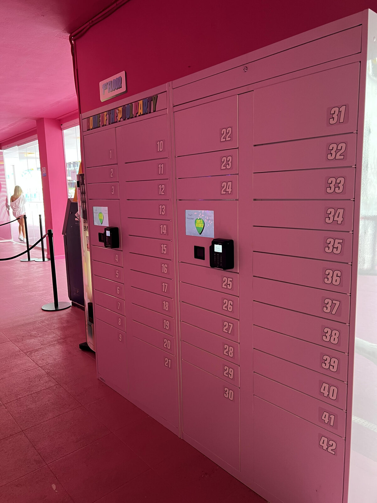 Consignas rosas de Ibiza Rocks con la pantalla y el TPV
