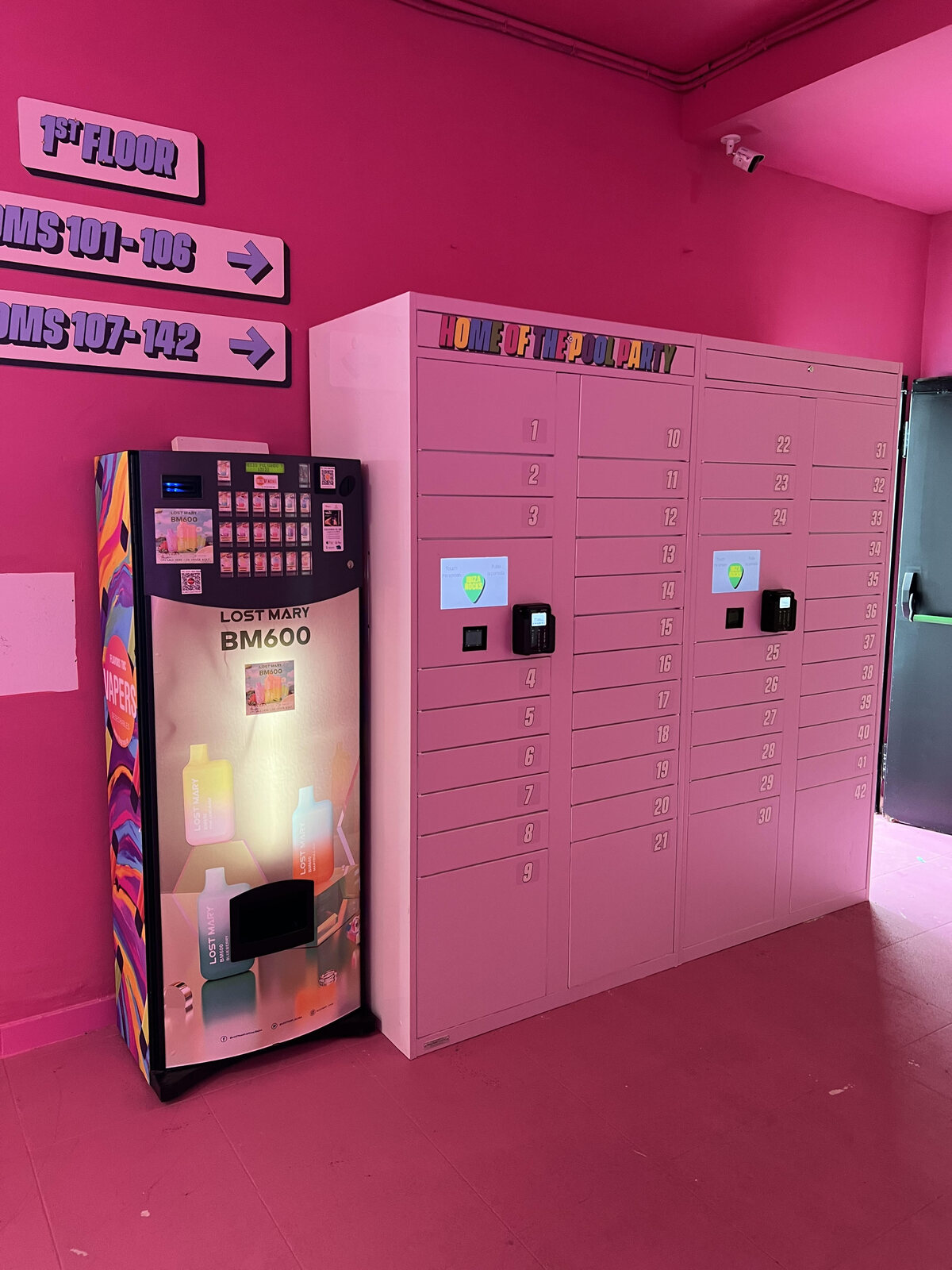 Consignas de Ibiza Rocks junto a la máquina de vending