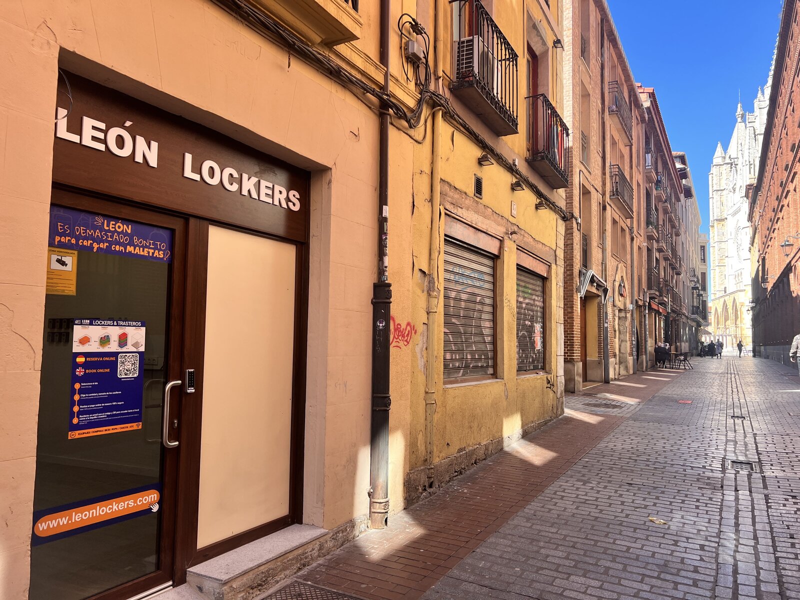 Fachada de León Lockers, con la Catedral de León al fondo de la calle