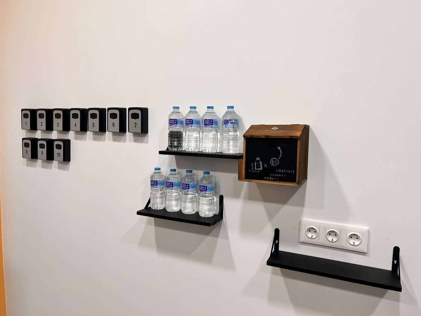 Panel de llaves de apartamentos turísticos en León Lockers