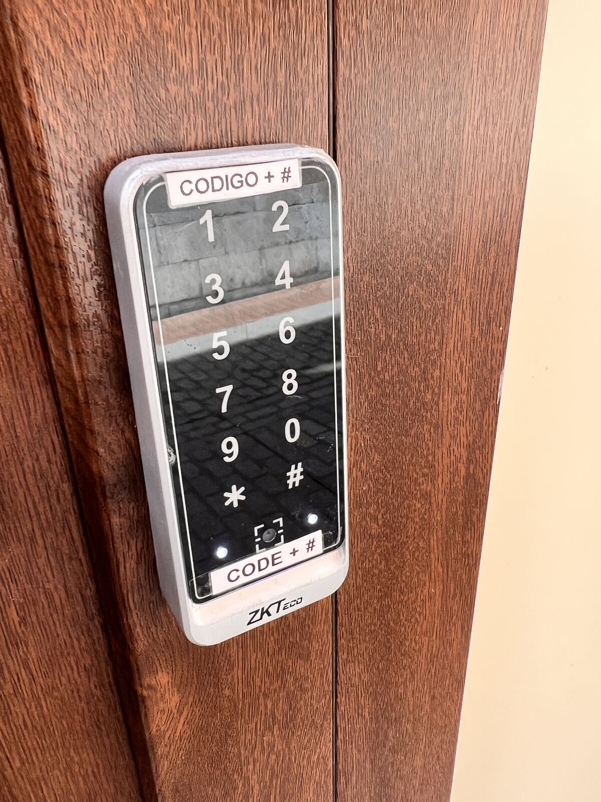 Móvil con el código de acceso a la taquilla de León Lockers